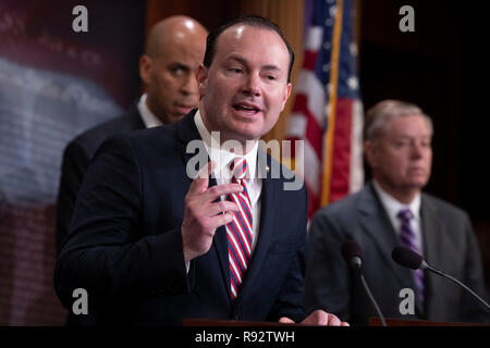 Washington, Vereinigte Staaten von Amerika. 19 Dez, 2018. Senator Mike Lee, Republikaner von Utah, spricht mit Reportern während einer Pressekonferenz der Passage der erste Schritt auf der United States Capitol in Washington, DC feiert am 19. Dezember 2018. Credit: Alex Edelman/CNP | Verwendung der weltweiten Kredit: dpa/Alamy leben Nachrichten Stockfoto