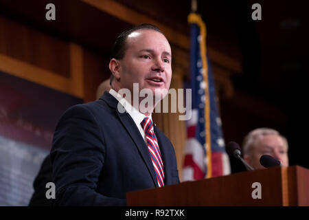 Washington, Vereinigte Staaten von Amerika. 19 Dez, 2018. Senator Mike Lee, Republikaner von Utah, spricht mit Reportern während einer Pressekonferenz der Passage der erste Schritt auf der United States Capitol in Washington, DC feiert am 19. Dezember 2018. Credit: Alex Edelman/CNP | Verwendung der weltweiten Kredit: dpa/Alamy leben Nachrichten Stockfoto
