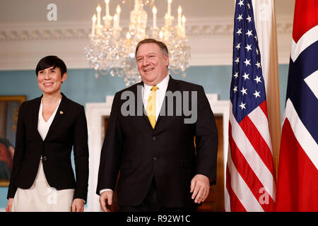 Washington, USA. 19 Dez, 2018. Us-Staatssekretär Mike Pompeo (R) trifft sich mit der norwegische Außenminister Ine Eriksen Soreide des US-Außenministeriums, in Washington, DC, USA, am Dez. 19, 2018. Credit: Ting Shen/Xinhua/Alamy leben Nachrichten Stockfoto