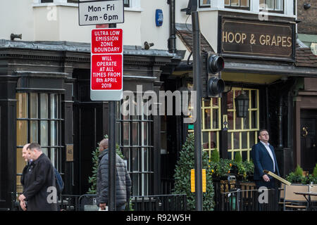 London, Großbritannien. 19 Dez, 2018. Transport for London bereiten sich für die neue Ultra Low Emission Zone (ULEZ) mit Warnung signage in Central London. Die ULEZ, der kommt in die ab dem 8. April 2019 wird der gleiche Bereich von London abdecken wie der Mautzone aber wird Ende 2021 in den Bereich von der North & South Circular Straßen (im selben Bereich wie der aktuelle Low Emission Zone begrenzt erweitert werden. Quelle: David Rowe/Alamy leben Nachrichten Stockfoto