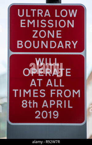 London, Großbritannien. 19 Dez, 2018. Transport for London bereiten sich für die neue Ultra Low Emission Zone (ULEZ) mit Warnung signage in Central London. Die ULEZ, der kommt in die ab dem 8. April 2019 wird der gleiche Bereich von London abdecken wie der Mautzone aber wird Ende 2021 in den Bereich von der North & South Circular Straßen (im selben Bereich wie der aktuelle Low Emission Zone begrenzt erweitert werden. Quelle: David Rowe/Alamy leben Nachrichten Stockfoto