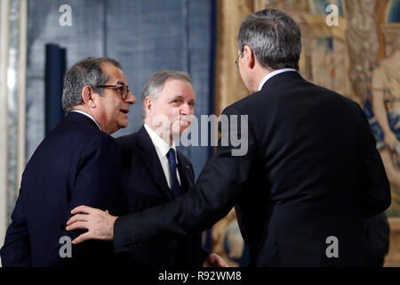 Roma, Italia. 19 Dez, 2018. Der Gouverneur der Bank von Italien Ignazio Visco und Minister für Wirtschaft Giovanni Tria Rom 19. Dezember 2018. Quirinale. Traditionellen Austausch der Weihnachtswünsche zwischen dem Präsidenten der Republik und den Organen. Foto Samantha Zucchi Insidefoto Credit: insidefoto Srl/Alamy leben Nachrichten Stockfoto
