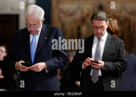 Roma, Italia. 19 Dez, 2018. Zwei Senatoren beobachten ihre Telefone Rom 19. Dezember 2018. Quirinale. Traditionellen Austausch der Weihnachtswünsche zwischen dem Präsidenten der Republik und den Organen. Foto Samantha Zucchi Insidefoto Credit: insidefoto Srl/Alamy leben Nachrichten Stockfoto