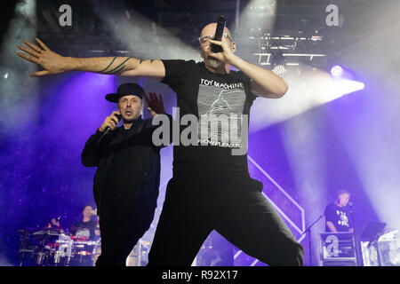 19. Dezember 2018, Bayern, Würzburg: Michael 'Michi' Beck (l) und Michael Bernd Schmidt alias Smudo, Mitglieder der deutschen Hip-Hop-Gruppe, Die Fantastischen Vier, sind auf der Bühne im Eröffnungskonzert des 'Captain Fantastisch' Tour. Foto: Daniel Karmann/dpa Stockfoto