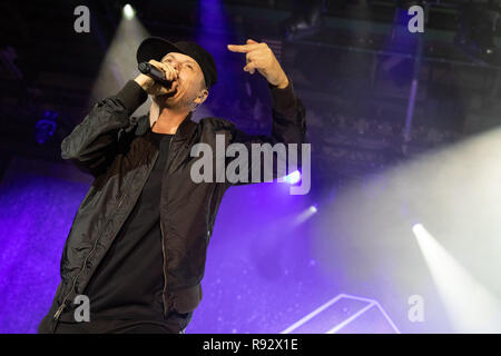 19. Dezember 2018, Bayern, Würzburg: Michael 'Michi' Beck, Mitglied des deutschen Hip-Hop-Gruppe, Die Fantastischen Vier, ist auf der Bühne im Eröffnungskonzert des 'Captain Fantastisch' Tour. Foto: Daniel Karmann/dpa Stockfoto