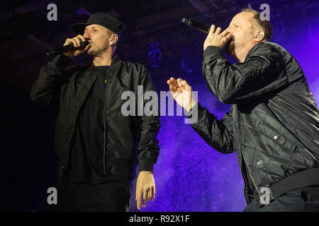 19. Dezember 2018, Bayern, Würzburg: Michael 'Michi' Beck (l) und Thomas Dürr alias Thomas D, Mitglieder der deutschen Hip-Hop-Gruppe, die Fantastischen Vier, sind auf der Bühne im Eröffnungskonzert des 'Captain Fantastisch' Tour. Foto: Daniel Karmann/dpa Stockfoto