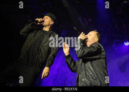 19. Dezember 2018, Bayern, Würzburg: Michael 'Michi' Beck (l) und Thomas Dürr alias Thomas D, Mitglieder der deutschen Hip-Hop-Gruppe, die Fantastischen Vier, sind auf der Bühne im Eröffnungskonzert des 'Captain Fantastisch' Tour. Foto: Daniel Karmann/dpa Stockfoto