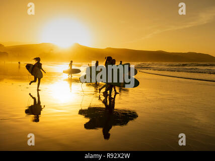 Surfer am Stadtstrand (Las Canteras)Las Palmas, Gran Canaria, Kanarische Inseln, Spanien. Stockfoto