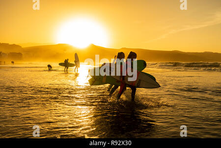 Surfer am Stadtstrand (Las Canteras)Las Palmas, Gran Canaria, Kanarische Inseln, Spanien. Stockfoto