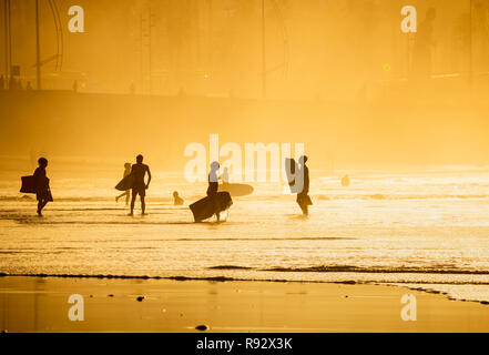 Surfer am Stadtstrand (Las Canteras)Las Palmas, Gran Canaria, Kanarische Inseln, Spanien. Stockfoto