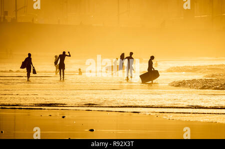 Surfer am Stadtstrand (Las Canteras)Las Palmas, Gran Canaria, Kanarische Inseln, Spanien. Stockfoto