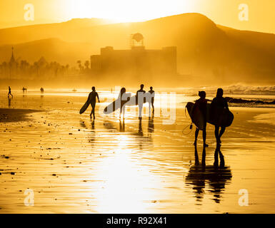 Surfer am Stadtstrand (Las Canteras)Las Palmas, Gran Canaria, Kanarische Inseln, Spanien. Stockfoto