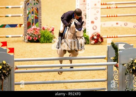 London, Großbritannien. 19 Dez, 2018. Platz 2 statt. William Trichter, Billy McCain. GBR. Die musto Innenkante Stakes. Springen. Olympia. Die London International Horse Show. London. UK. 19.12.2018. Credit: Sport in Bildern/Alamy leben Nachrichten Stockfoto