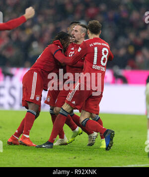 München, Deutschland. 19 Dez, 2018. goaljubel zu 1-0 durch Torwart Franck Ribery (FCB) GES/fussball/1. Bundesliga: FC Bayern München - RB Leipzig, 19.12.2018 Fußball: 1.Liga: Bayern München vs RB Leipzig, München, 19. Dezember 2018 | Verwendung der weltweiten Kredit: dpa/Alamy leben Nachrichten Stockfoto