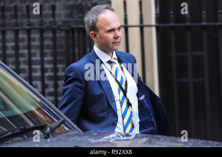 London, Großbritannien. 19 Dez, 2018. Gavin Barwell, die Downing Street Stabschef fährt von Nummer 11 Downing Street zur Teilnahme an der Endrunde des Ministerpräsidenten Fragen (PMQs) von 2018 im House of Commons mit 100 Tag für Brexit. Das Vereinigte Königreich wird offiziell die Aufnahme in die Europäische Union verlassen, indem Sie vom 29. März 2019 und der britischen Regierung beiseite gesetzt hat Â £ 2 Milliarden für ein ''Keine'' Brexit. Credit: Dinendra Haria/SOPA Images/ZUMA Draht/Alamy leben Nachrichten Stockfoto