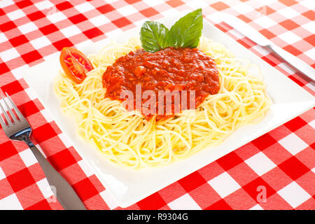 Große Portion spaguetti mit Sauce Bolognese Stockfoto