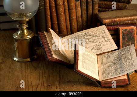 Alte antike Vintage Books mit Karten und Öl lampe Stockfoto