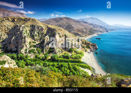 Preveli Strand auf der Insel Kreta mit azurblauen Wasser, Griechenland, Europa. Kreta ist die größte und bevölkerungsreichste der griechischen Inseln. Stockfoto