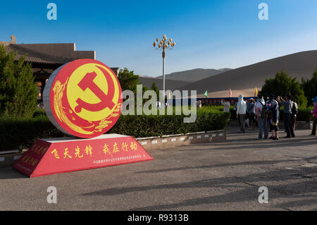 Dunhuang, China - August 8, 2012: Gruppe der chinesischen Eingabe der Crescent Lake und Echo Sand Mountain in der Provinz Gansu, China. Stockfoto