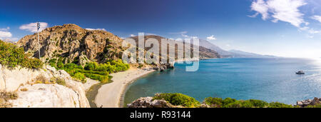 Preveli Strand auf der Insel Kreta mit azurblauen Wasser, Griechenland, Europa. Kreta ist die größte und bevölkerungsreichste der griechischen Inseln. Stockfoto