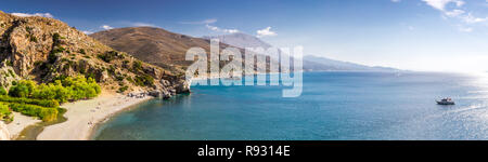 Preveli Strand auf der Insel Kreta mit azurblauen Wasser, Griechenland, Europa. Kreta ist die größte und bevölkerungsreichste der griechischen Inseln. Stockfoto