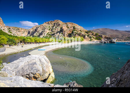 Preveli Strand auf der Insel Kreta mit azurblauen Wasser, Griechenland, Europa. Kreta ist die größte und bevölkerungsreichste der griechischen Inseln. Stockfoto