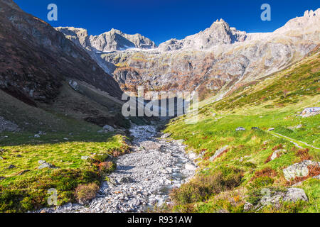 Gorezmettlenbach Fluss mit Schweizer Alpen (Wandenhorn, Grassengrat und Chlo Spannort) am Sustenpass, Schweiz, Europa. Stockfoto