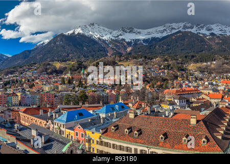 INNSBRUCK, Österreich - 11. März 2017 - Menschen in Innsbruck Stadtzentrum unter Stadtturm Turm. Es ist die Hauptstadt von Tirol in Westösterreich, Europa. Stockfoto