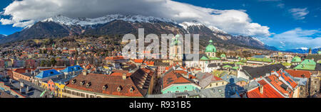 INNSBRUCK, Österreich - 11. März 2017 - Menschen in Innsbruck Stadtzentrum unter Stadtturm Turm. Es ist die Hauptstadt von Tirol in Westösterreich, Europa. Stockfoto