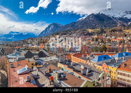 Innsbrucker Innenstadt unter Stadtturm Tower. Es ist die Hauptstadt von Tirol im Westen von Österreich, Europa. Stockfoto