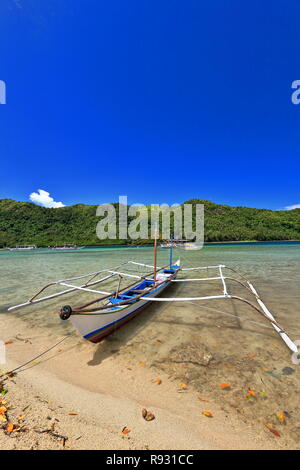 Segeln in der Bucht von Bacuit Corong Corong zu Vigan Insel - Snake Island Sandbank. Filipino bangkas aus verankert der N-Seite der sand Streifen verbinden Viga Stockfoto