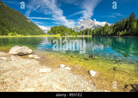 Arnisee mit Schweizer Alpen. Arnisee ist ein Stausee im Kanton Uri, Schweiz, Europa. Stockfoto