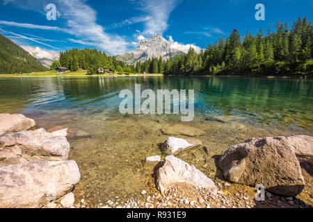 Arnisee mit Schweizer Alpen. Arnisee ist ein Stausee im Kanton Uri, Schweiz, Europa. Stockfoto