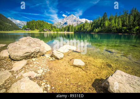 Arnisee mit Schweizer Alpen. Arnisee ist ein Stausee im Kanton Uri, Schweiz, Europa. Stockfoto