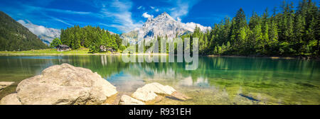 Arnisee mit Schweizer Alpen. Arnisee ist ein Stausee im Kanton Uri, Schweiz, Europa. Stockfoto