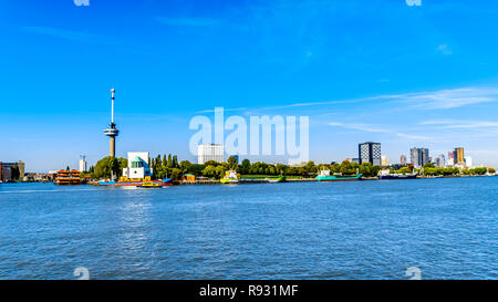 Blick von einem Boot auf dem Fluss Nieuwe Maas der kommerziellen Gebäuden und der Euromast Turm im Hintergrund in Rotterdam in den Niederlanden Stockfoto