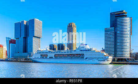 Moderne Architektur hohe Gebäude und ein Kreuzfahrtschiff, das in der Holland Amerikakade Cruise Terminal an der Nieuwe Maas in Rotterdam, Holland Stockfoto