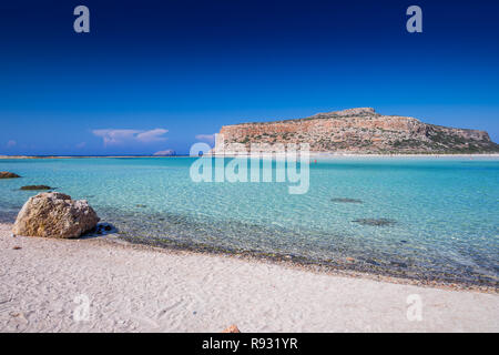 Balos Lagune auf der Insel Kreta mit azurblauen Wasser, Griechenland, Europa. Kreta ist die größte und bevölkerungsreichste der griechischen Inseln. Stockfoto