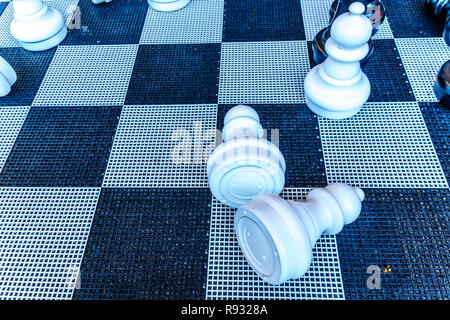 Große Schachfiguren am Boden in der Halle in Rotterdam, Niederlande Stockfoto