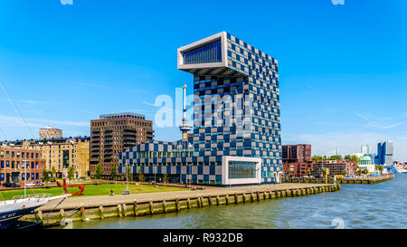 Einzigartig gestaltete Architektur Hochhaus aus einem touristischen Boot auf dem Fluss Nieuwe Maas im Hafen von Rotterdam in den Niederlanden gesehen Stockfoto