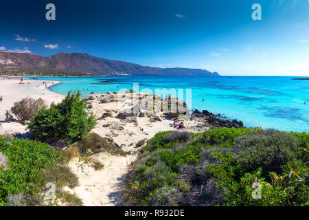 Elafonissi Strand auf der Insel Kreta mit azurblauen Wasser, Griechenland, Europa. Kreta ist die größte und bevölkerungsreichste der griechischen Inseln. Stockfoto