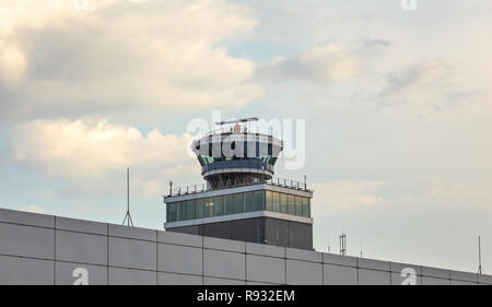 Prag, Tschechische Republik - 28. Juli 2018: Air Traffic Control Tower am internationalen Flughafen Ruzyne Vaclav Havel, die 15 Millionen Passagiere Griffe Stockfoto