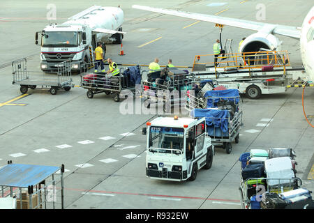 Prag, Tschechische Republik - 28. Juli 2018: Bodenpersonal Gepäck laden in den Rückenwind Boeing737-400 am Flughafen Ruzyne, Vaclav Havel. Stockfoto