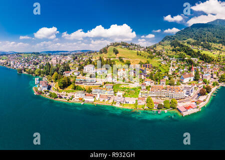 Dorf Weggis am Vierwaldstättersee (Vierwaldstatersee), Rigi und Schweizer Alpen im Hintergrund in der Nähe der berühmten Stadt Luzern, Schweiz. Stockfoto