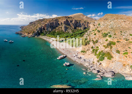 Preveli Strand auf der Insel Kreta mit azurblauen Wasser, Griechenland, Europa. Kreta ist die größte und bevölkerungsreichste der griechischen Inseln. Stockfoto