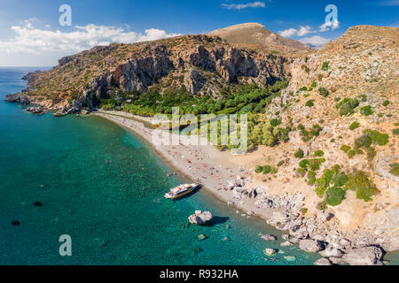 Preveli Strand auf der Insel Kreta mit azurblauen Wasser, Griechenland, Europa. Kreta ist die größte und bevölkerungsreichste der griechischen Inseln. Stockfoto