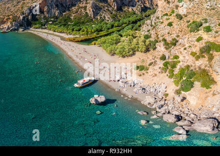 Preveli Strand auf der Insel Kreta mit azurblauen Wasser, Griechenland, Europa. Kreta ist die größte und bevölkerungsreichste der griechischen Inseln. Stockfoto