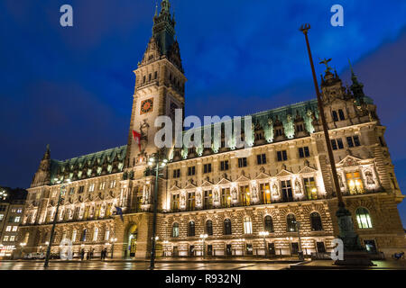 Hamburger Rathaus bei Nacht Stockfoto