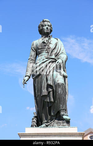 Historische Bronzestatue von Wolfgang Amadeus Mozart in Salzburg. Stockfoto