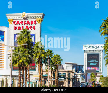 LAS VEGAS, USA - Januar 31, 2018: Blick auf das Namensschild des Caesars Palace. Auf blauem Hintergrund isoliert Stockfoto